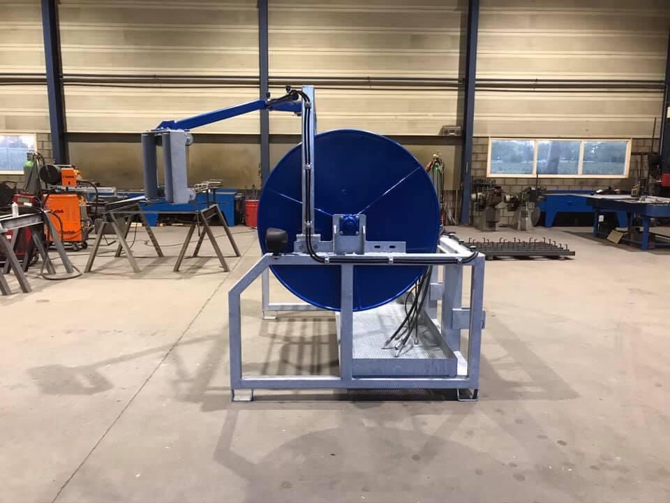 Petragoense's tweet photo. Te koop degelijke oprolhaspel. 

Zowel voor als achterop de trekker. 
Past ca 600m 4’’ slang op.
De haspel kan op maat gemaakt worden, met of zonder arm. 
Deze haspel heeft een handige bak om sleutels en koppelingen te bergen. 

Meer info:
📞 0646208915
@: maermankoen@gmail.com https://t.co/ftdmLBAaqw