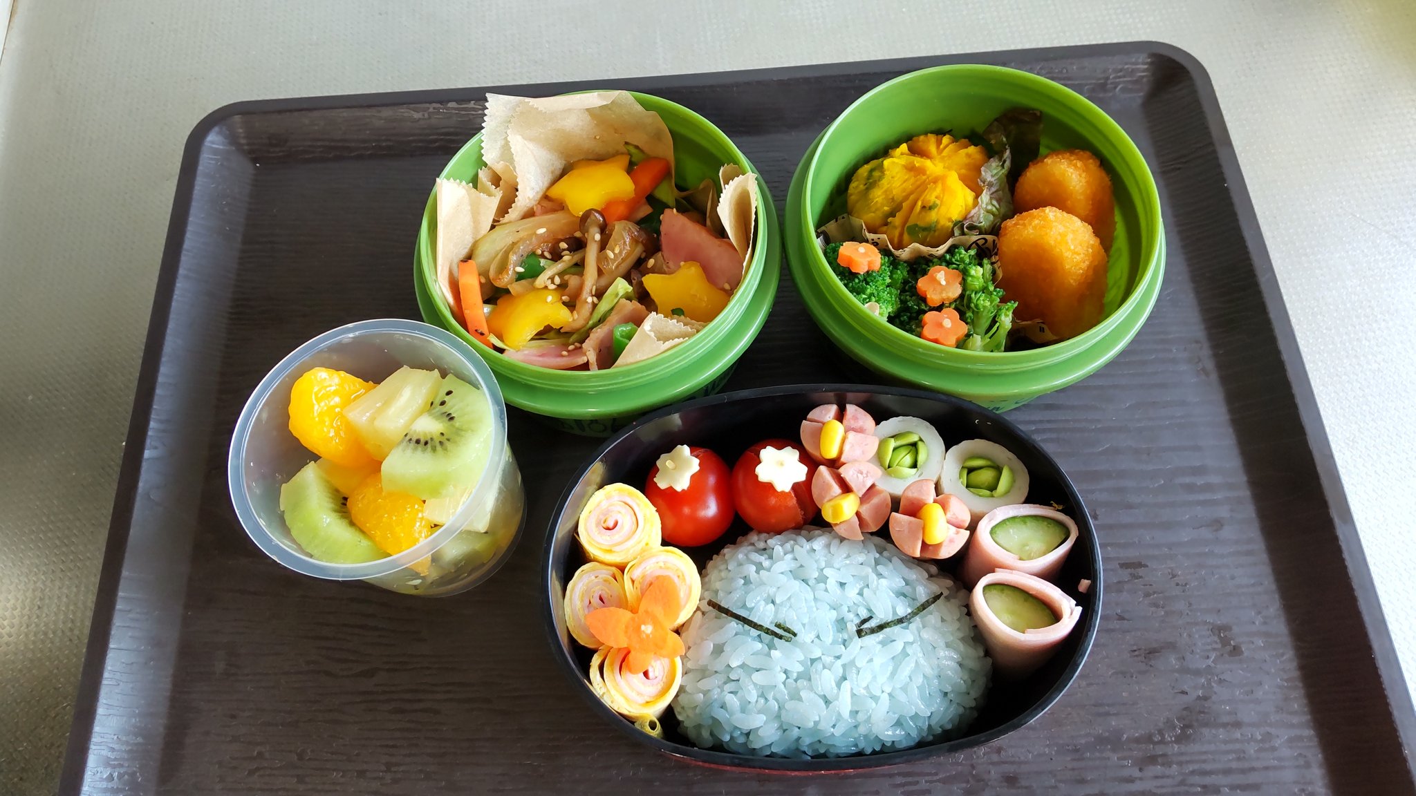 あーちゃんまーちゃん 娘給食なしの午前授業 部活があるから 久しぶりにお弁当作りました 娘からのリクエスト 転生したらスライムだった件 のリムル 出来上がり見せたら喜んでくれました 後は崩さないように持っていってね と願う