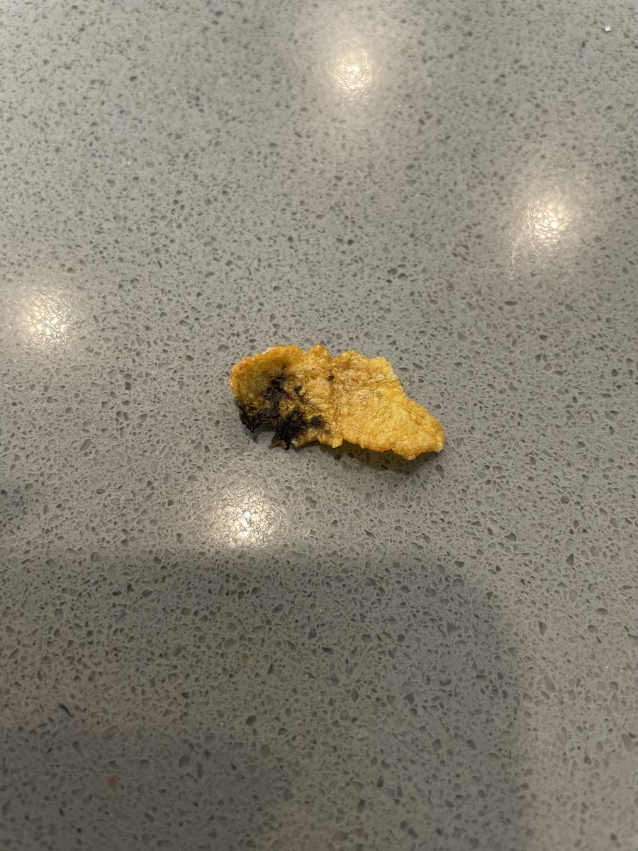 dorothyy's tweet photo. @KelloggsUS @frosted_flakes 
#frostedflakes #kelloggs #cereal 

Why did my cereal box contain a black frosted flake? 😳 https://t.co/OLrOXGqPqp