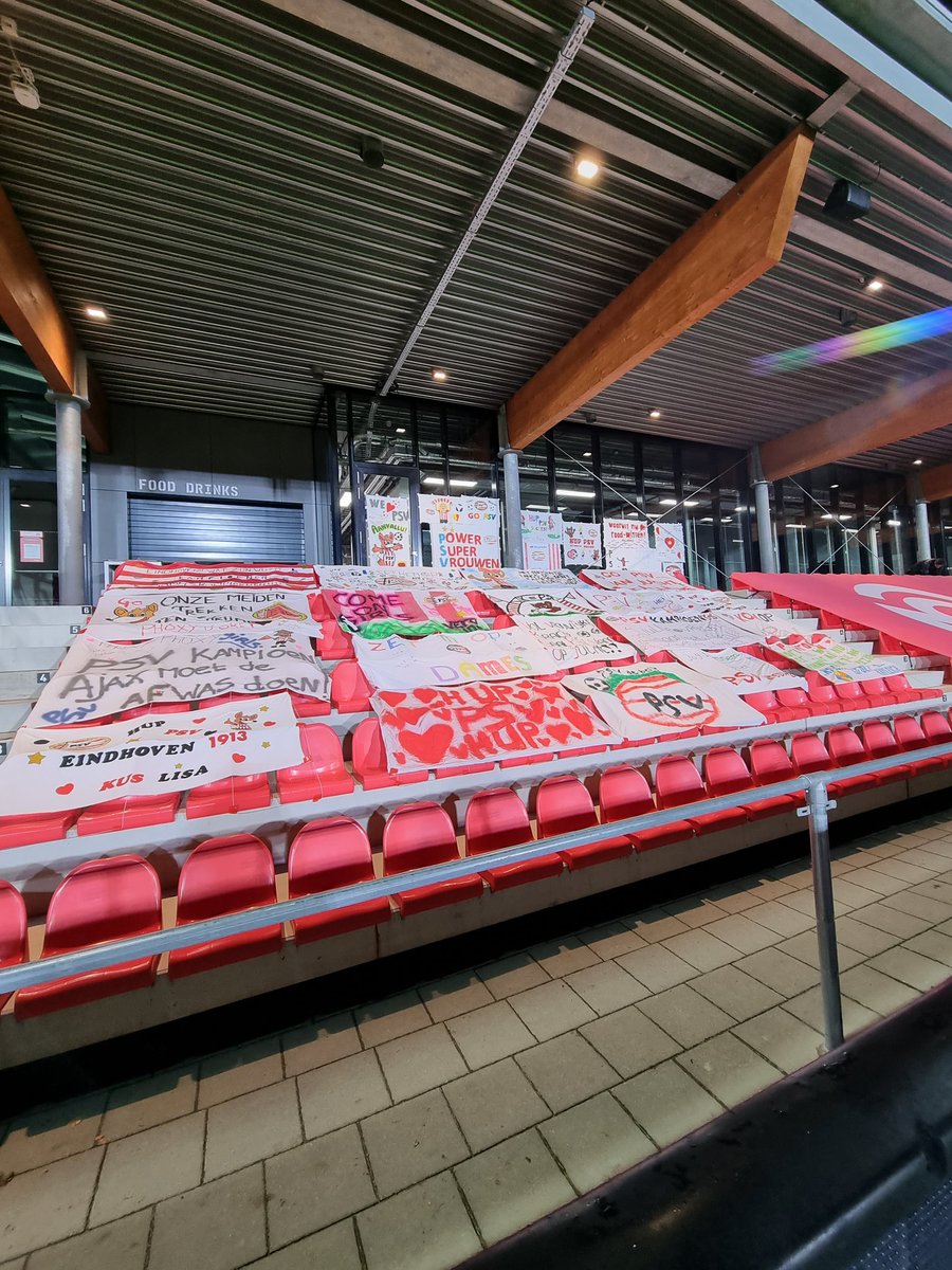 Beau_tje's tweet photo. Veel inzendingen voor de spandoeken actie van @PSV_Vrouwen voor de wedstrijd van vanavond! 🔴⚪ https://t.co/7B7rA231pR