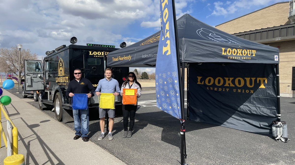 lookoutcu's tweet photo. We are here at Ellis Elementary for the STEM-Up Drive through event! If you are a @PCSD25 learner in grades K-5, come and grab a STEM project kit to do at home. We will be here from 4-6pm!
#lookoutcreditunion
#lookoutcu
#cudifference
#treadfearlessly https://t.co/Ct8oh9LdqW