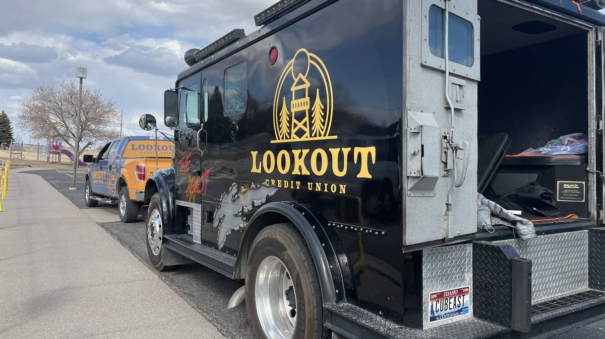 lookoutcu's tweet photo. We are here at Ellis Elementary for the STEM-Up Drive through event! If you are a @PCSD25 learner in grades K-5, come and grab a STEM project kit to do at home. We will be here from 4-6pm!
#lookoutcreditunion
#lookoutcu
#cudifference
#treadfearlessly https://t.co/Ct8oh9LdqW