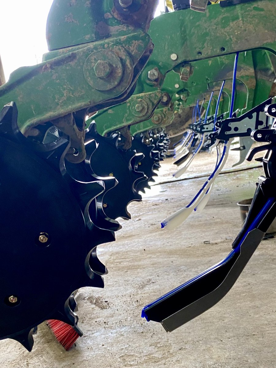 Precision_SFS's tweet photo. 24 row 1770NT getting some TLC! @PrecisionPlant Gen3 vSet vDrive DeltaForce SpeedTube SmartFirmer Keetons and @CopperheadAg FurrowCruisers going on. Also, a big thanks to our Ullin location for sending a crew to speed things up! #TeamWork #Service1st @GROWMARK @FSServices https://t.co/3FdP2hLwAx