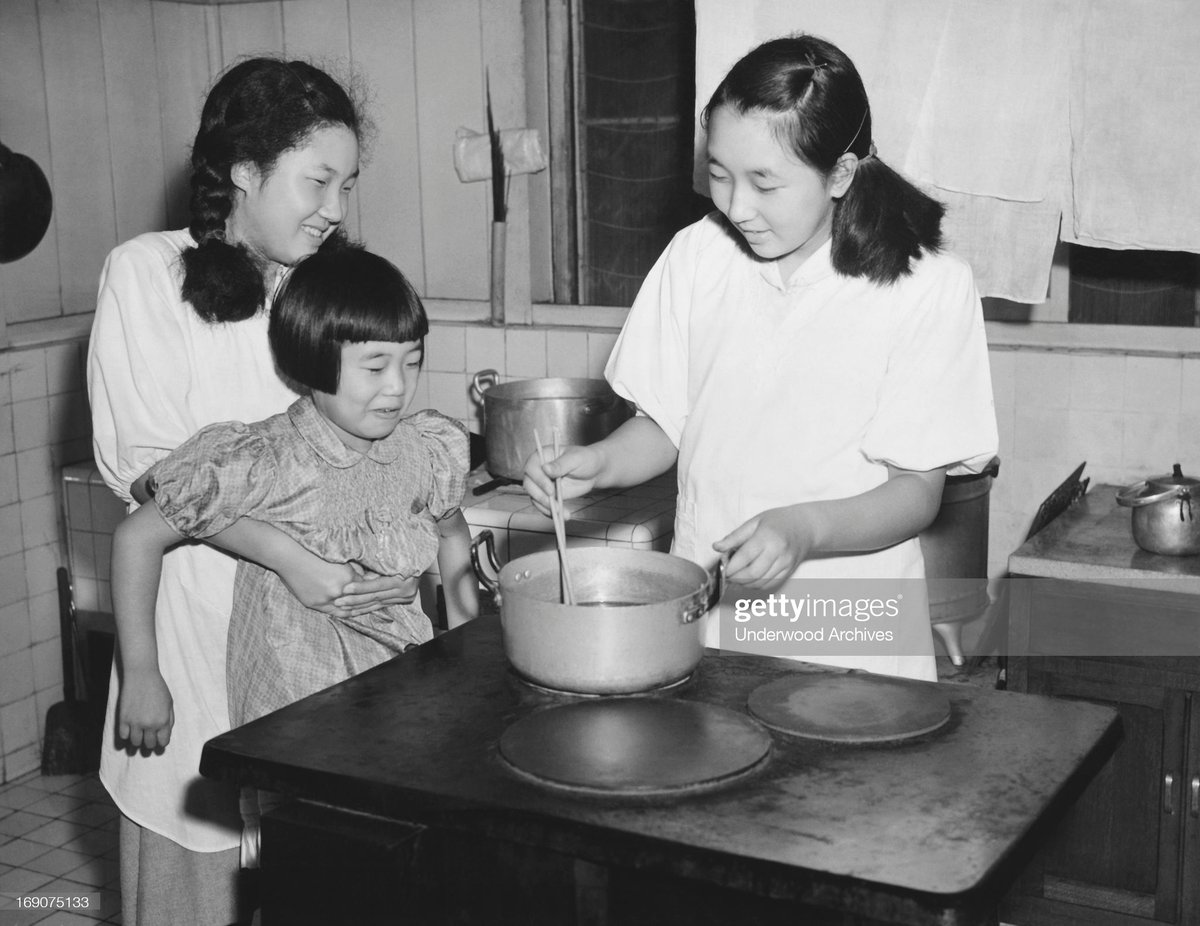 和中 光次 わなか みつじ 上の写真から３４年後 左から鷹司和子さん 香淳皇后 池田厚子さん 島津貴子さん