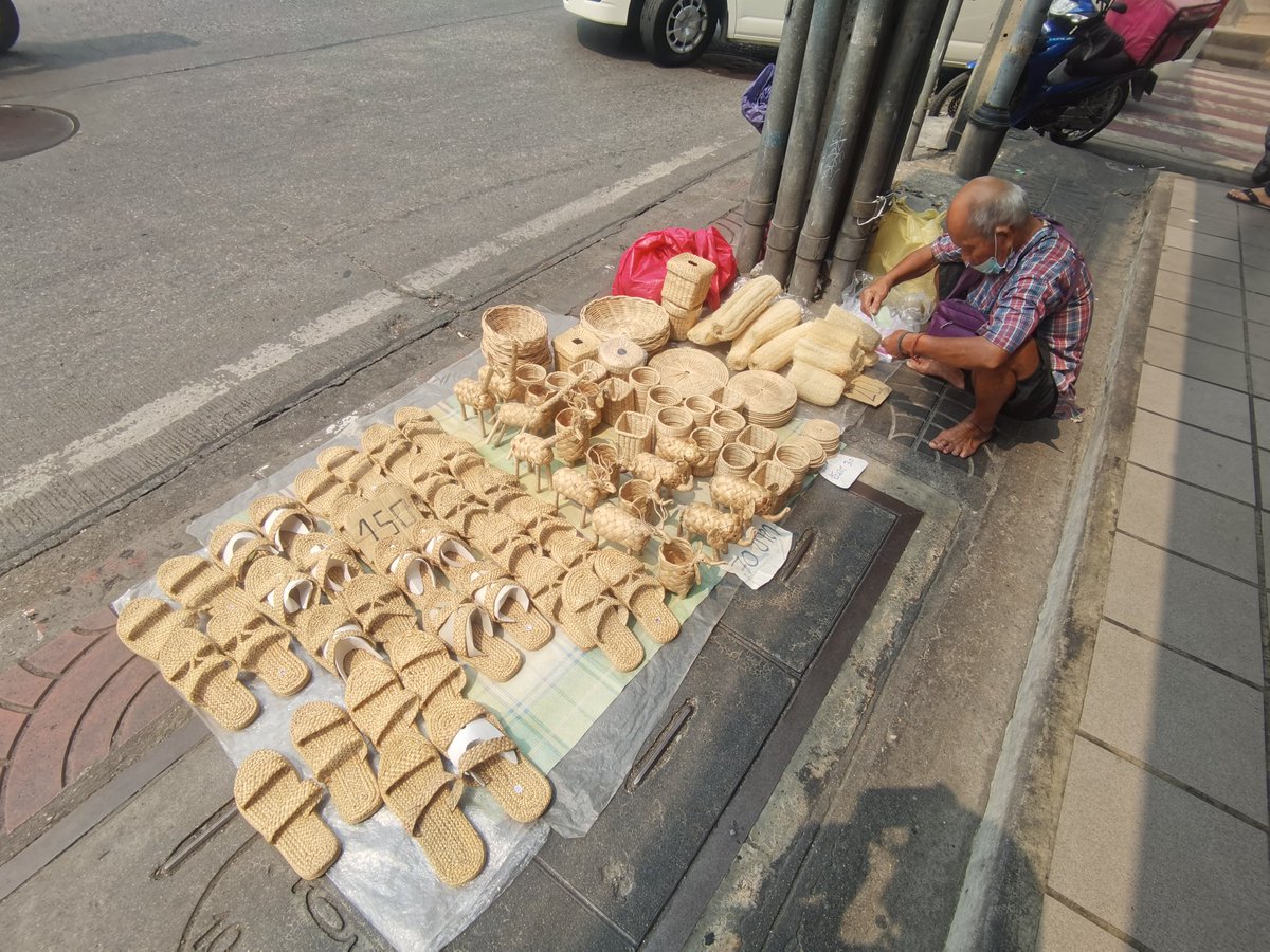 เจอคุณตาขายอยู่หน้าVictory Bakeryแถวเดอะมอลล์​งามวงศ์วาน​ รองเท้าน่ารักมาก​ ไปอุดหนุนคุณตาได้น๊า​ แกบอกขายแถวนี้ประจำ​ ราคาไม่แพง20-150เอง #ทวิตดีคนรีน้อย