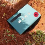 二度と思い出したくないので…卒業証書を庭に埋めてしまった…!