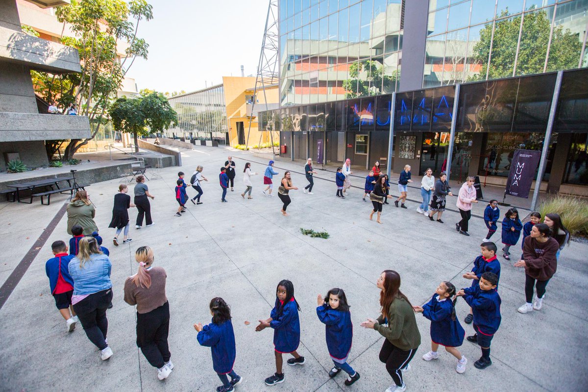MonashEducation's tweet photo. Our staff & #PTS were proud to take part in #TreeSchool, a new community initiative w/ @MumaMonash. Dandenong PS students learned from the Djirri Djirri Dancers, explored the Boon Wurrung Scar Tree & created a mural together. W/ support from @VicHealth @GeraldineBurke2 #TreeStory https://t.co/KRTZZedisZ
