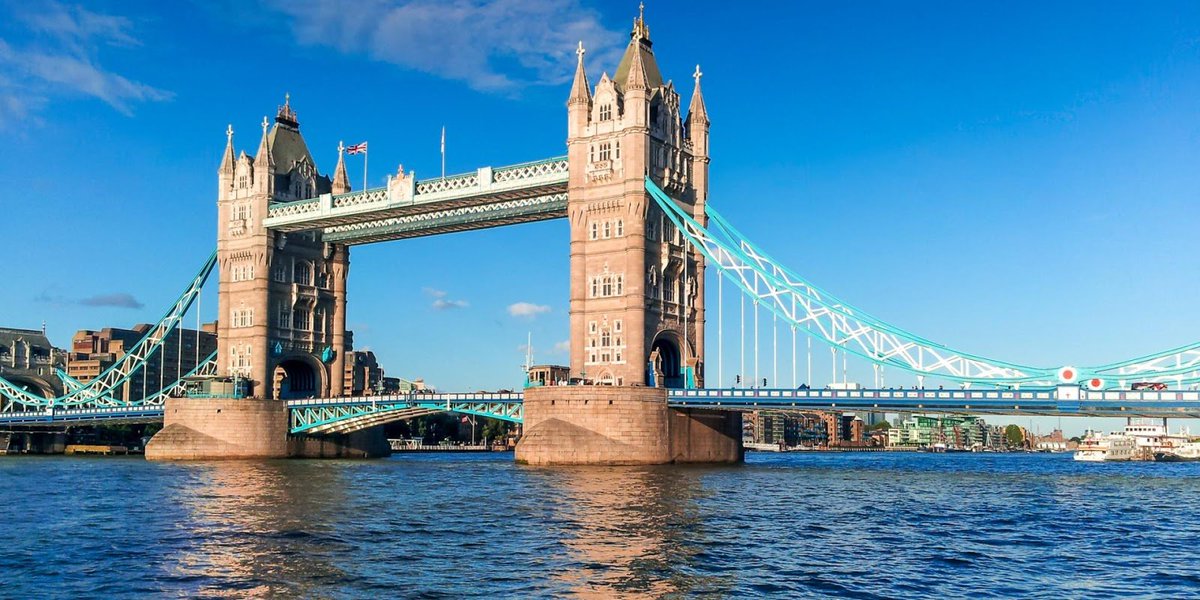 Many tourists visited tower bridge. Набережная темзы в лондоне. Тауэрский мост туристы. Биг-бен , тауэрский мост, тауэр. Many tourists visited tower bridge.