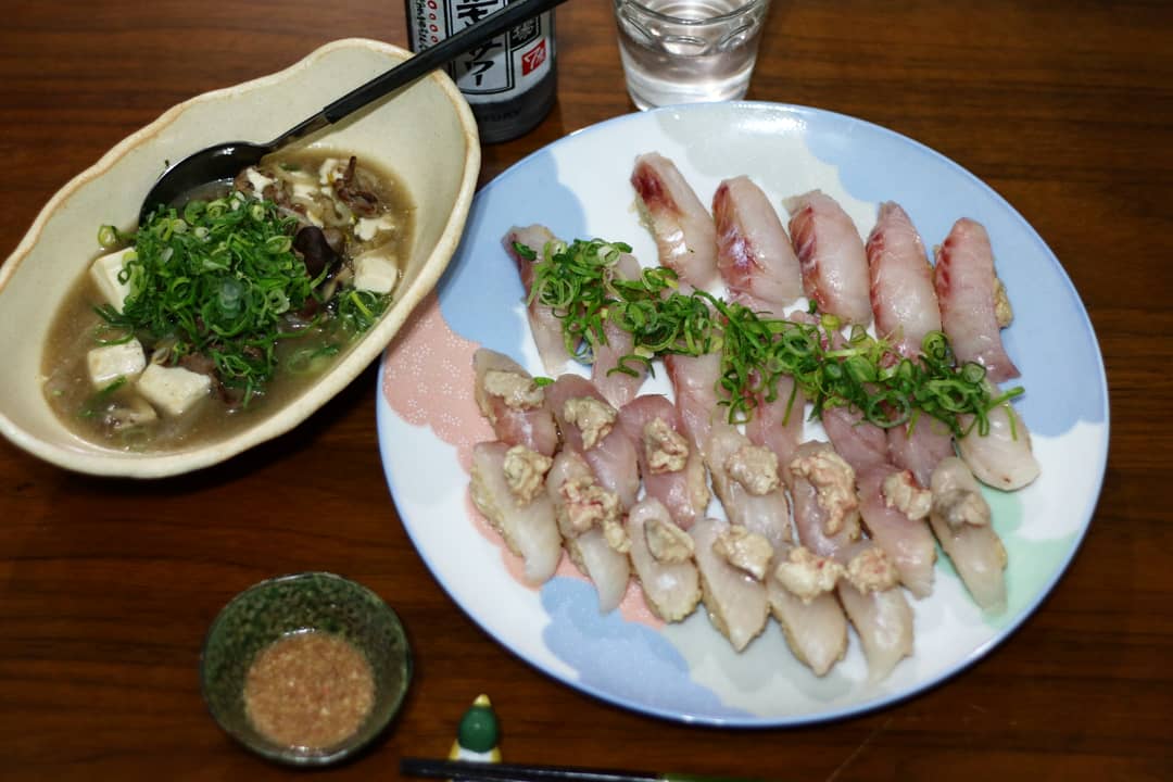 ゆうや 料理と歌のお兄さん V Twitter 昨日の晩ごはん ウマヅラハギと目張の握り寿司 肉豆腐 寿司 お家寿司 自炊記録 自炊男子 魚が食べたい 晩酌 料理男子 料理好きな人と繋がりたい 寿司パーティー 家で魚をさばく お家ごはん お家時間 お家居酒屋