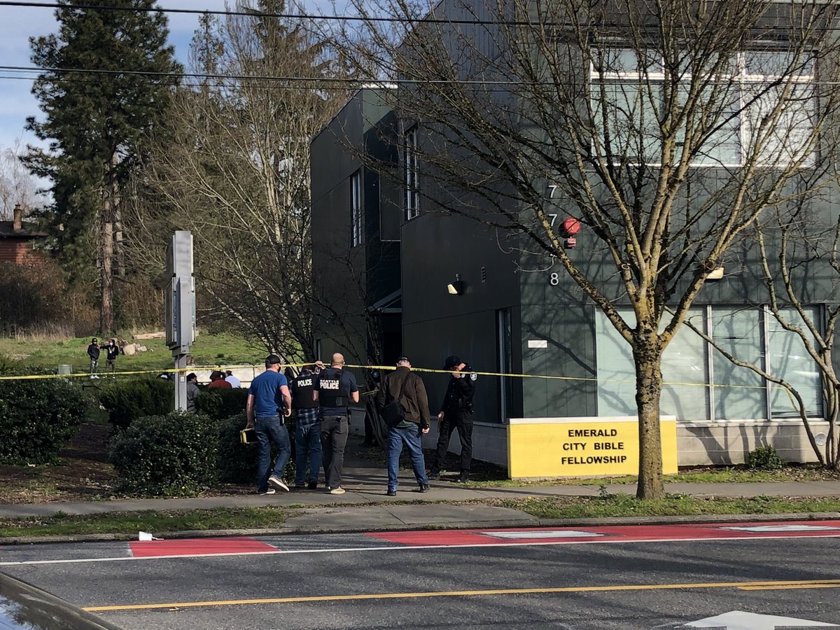 JennLeeTV's tweet image. SPD is investigating a shooting at this location on Rainier Ave. Working on learning more info #Q13FOX #seattle