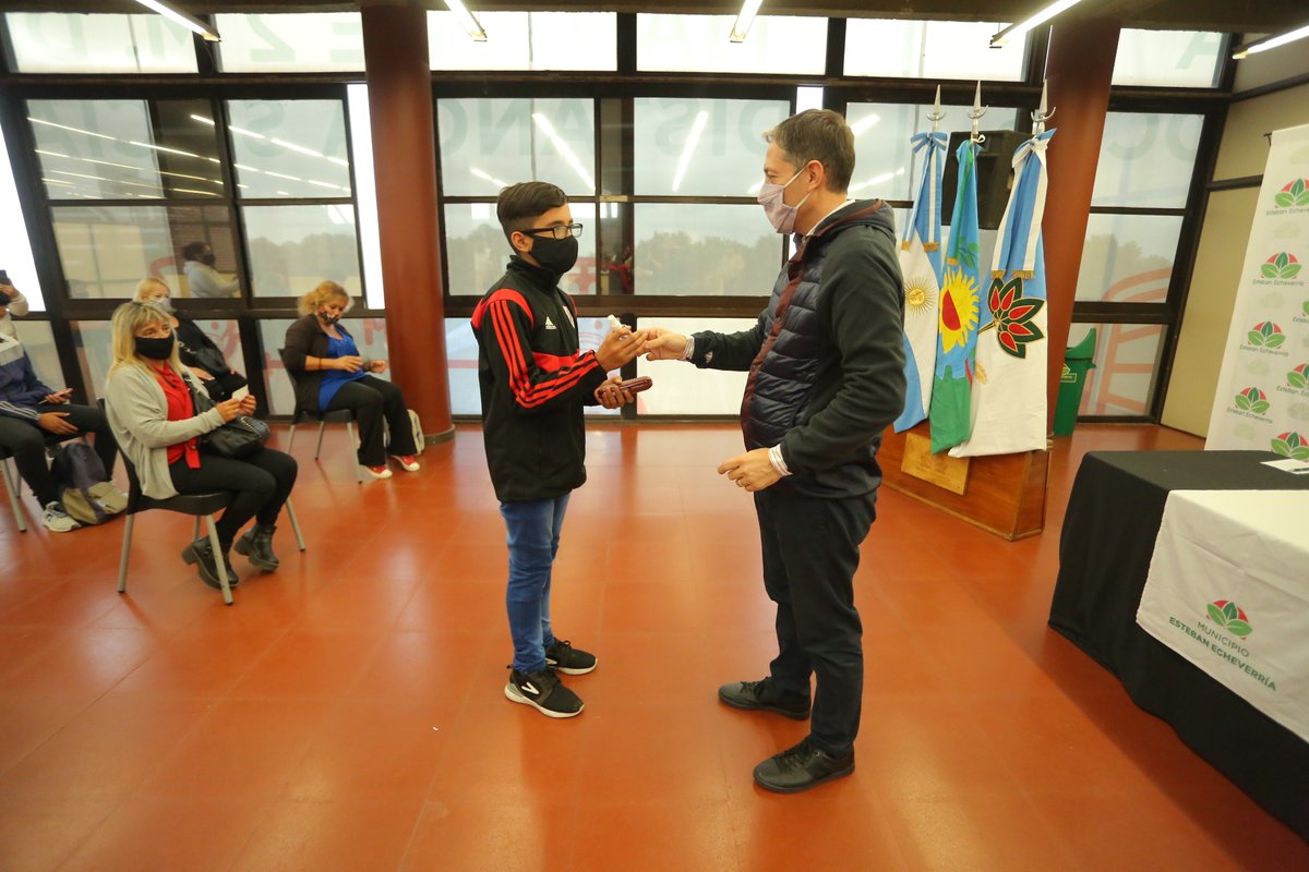 fernandogray's tweet photo. Esta tarde realicé una nueva entrega de anteojos recetados, en el marco del Programa Oftalmológico Social. Así, 17 vecinas y vecinos de #EstebanEcheverría pudieron obtener este elemento tan importante para el desarrollo de sus actividades cotidianas. https://t.co/dsLAKImfNf