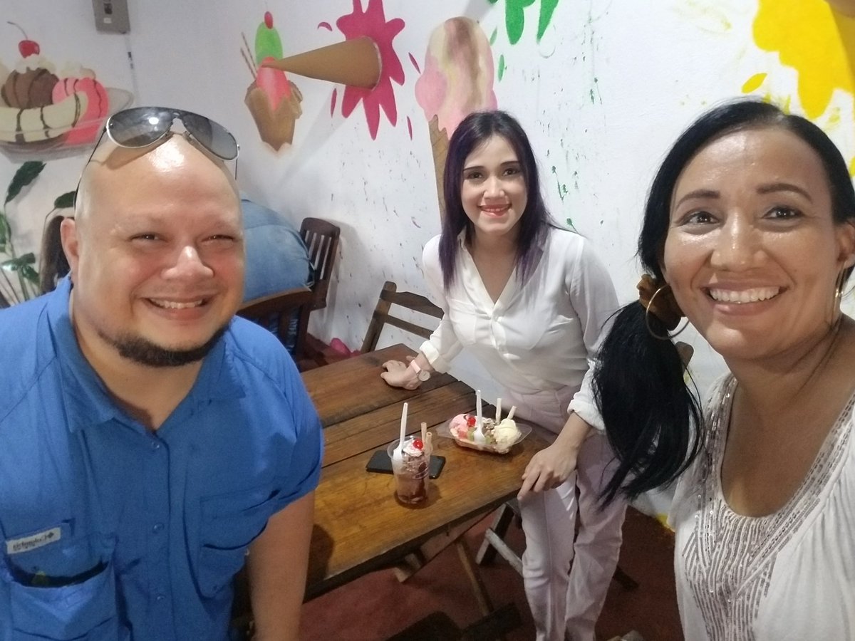 La tarde es para compartir un heladito con los amigos #Nicaragua #Foodie #IceCreamConSuyen 😉