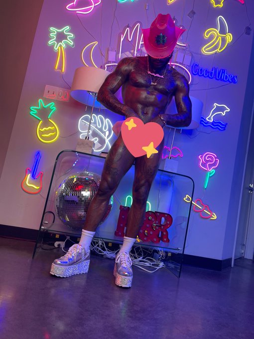 on set today ?? (itzqueercowboy on IG) https://t.co/uixv1J54uB