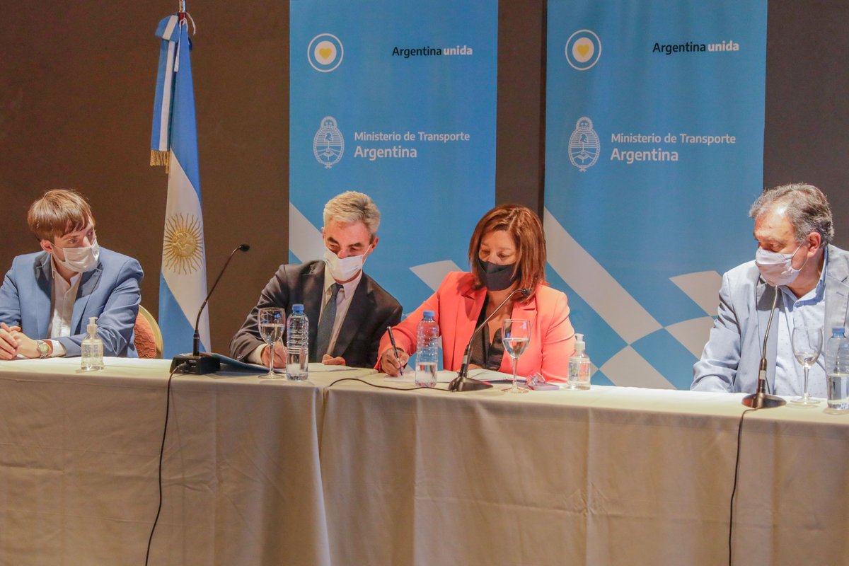 En Bariloche, junto a la gobernadora de Río Negro <a href="/arabelacarreras/">Arabela Carreras</a> anunciamos una inversión de $ 1.259 M para construir y remodelar 7 terminales de ómnibus y 2 redes de vías seguras en la provincia, en el marco del Plan de Modernización del Transporte.

#ReconstrucciónArgentina⬆️