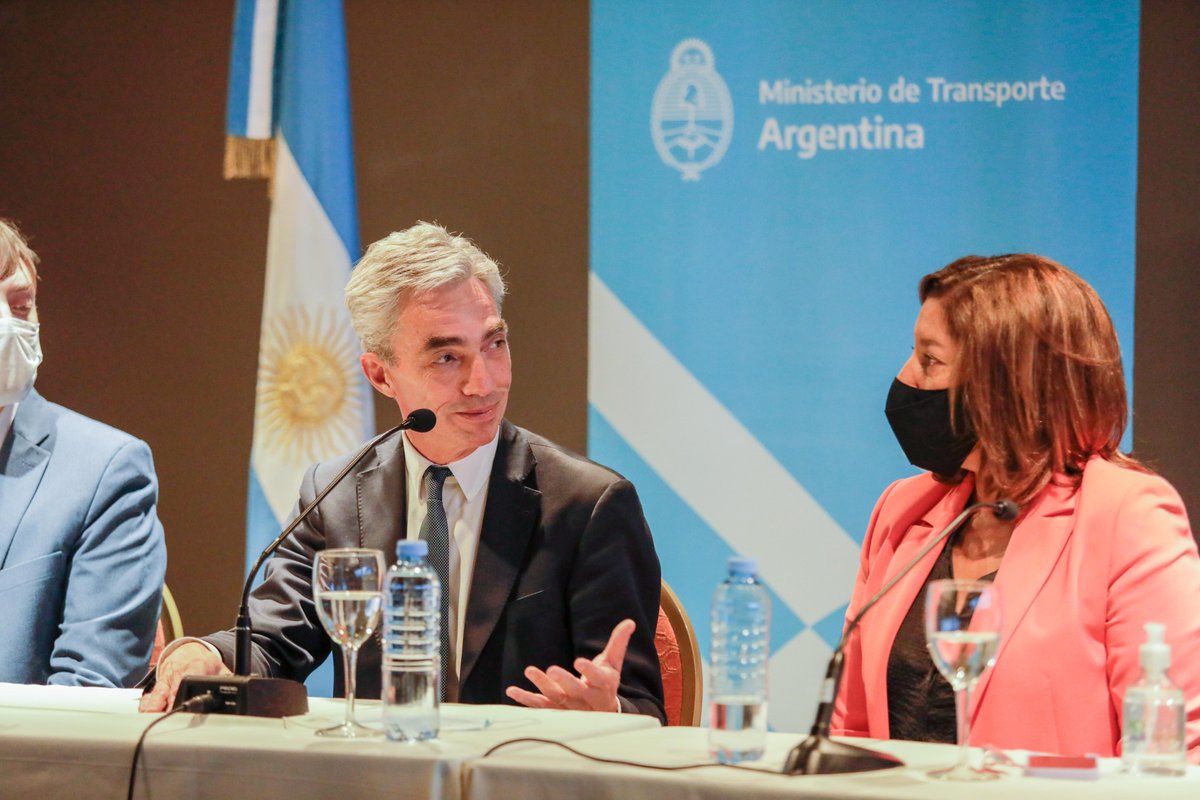mariomeoni's tweet photo. En Bariloche, junto a la gobernadora de Río Negro @arabelacarreras anunciamos una inversión de $ 1.259 M para construir y remodelar 7 terminales de ómnibus y 2 redes de vías seguras en la provincia, en el marco del Plan de Modernización del Transporte.

#ReconstrucciónArgentina⬆️ https://t.co/66G1nizZOO