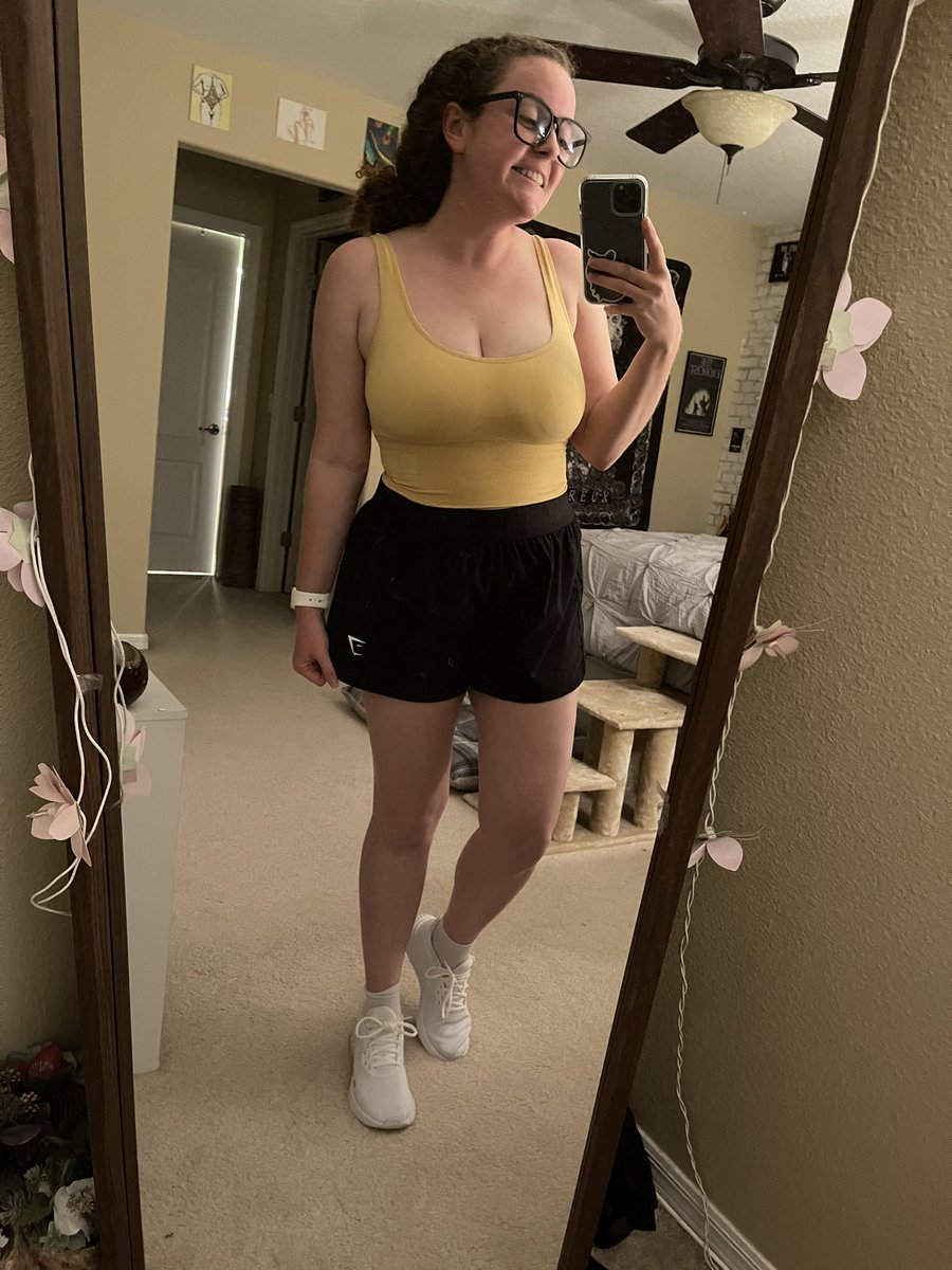 VickiDisaster's tweet image. Progress. Me at my heaviest to me at 143 today 🥺 feeling healthy my dudes!