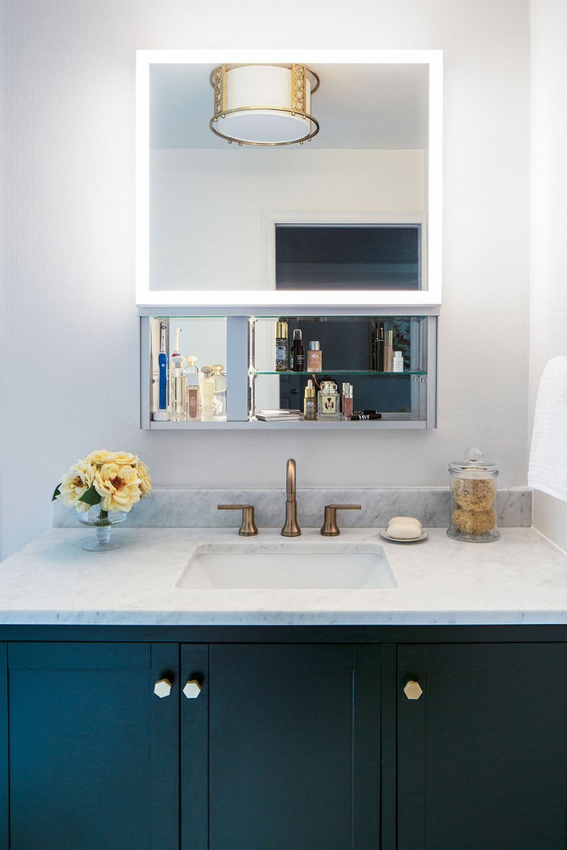 HomeAndDesign's tweet image. A fabulous ceiling fixture and accent lighting create a glamorous impression in a bathroom designed by Laura Hildebrandt of Interiors by LH 

📸: Angela Newton Roy Photography

interiorsbylh.com / 571-334-6476

#interiorsbylh #designpartners #homeanddesigndc