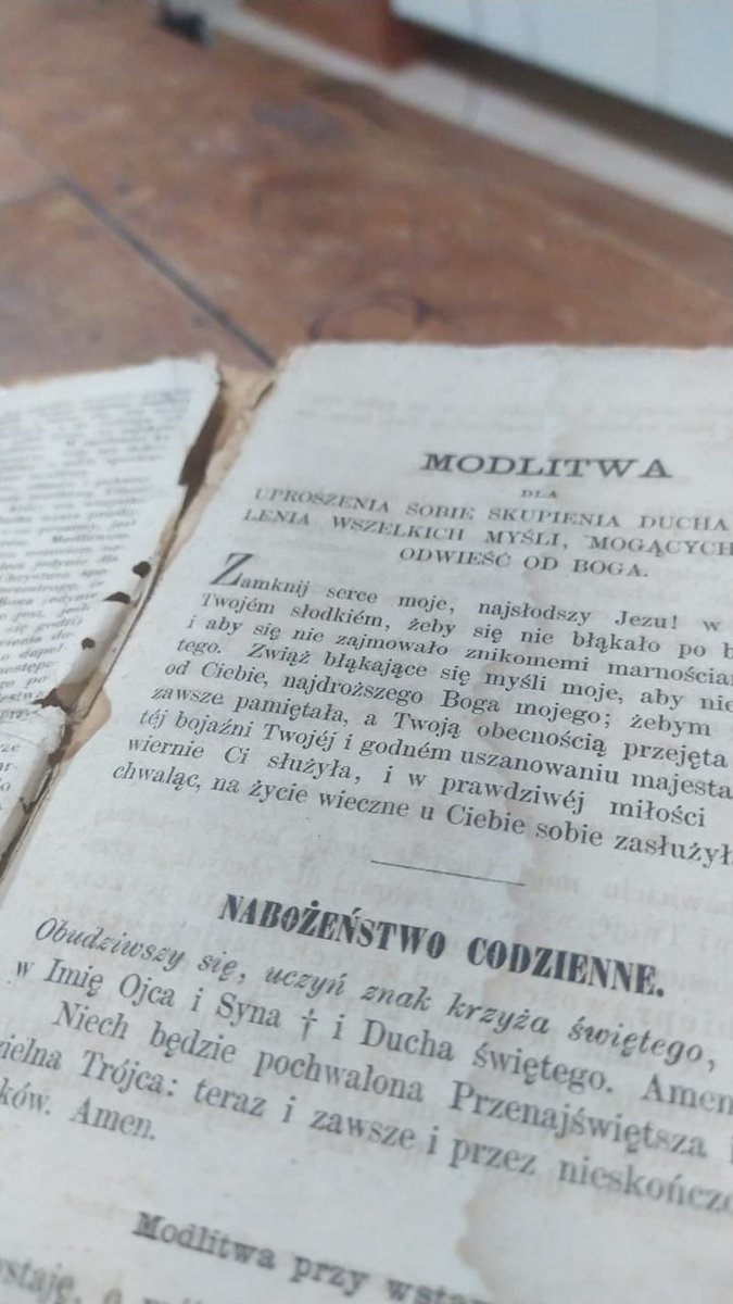 xuxafreira1's tweet photo. porém, o livro está em péssimas condições (por motivos óbvios), e eu não sei absolutamente nada de polonês..... 

alguém sabe se existe algum tipo de projeto de restauração e de recuperação de obras??? 

pessoas que saibam polonês serão muito bem vindas https://t.co/CWeTMoF78t