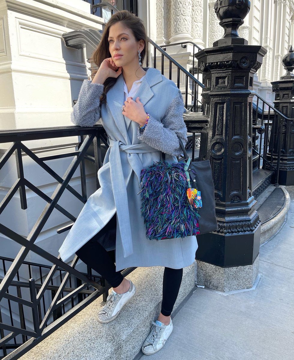 Beautiful coat + beautiful <a href="/mariasbag/">MARIAS</a> + comfy sneakers = ultimate combo 💙
