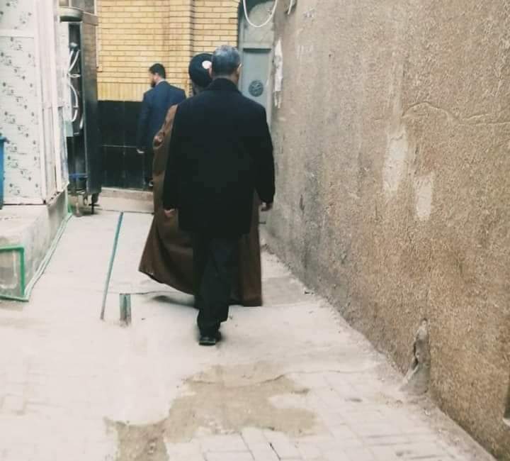 كنت أنا وصديقي نمشي في زقاق محله الحويش فجأه خرج ابن السيد السيستاني السيد محمد باقر من منزله فطلبت من صديقي أن نقف جانباََ من باب الأدب والاحترام حتى يمر لان زقاق ضيق 
السيد انتبه وتوقف ورجع وقال انتم براحتكم ( أنا ما مستعجل) بعد الإلحاح شديد عليه تقدم علينا 

#أخلاق_آل_محمد