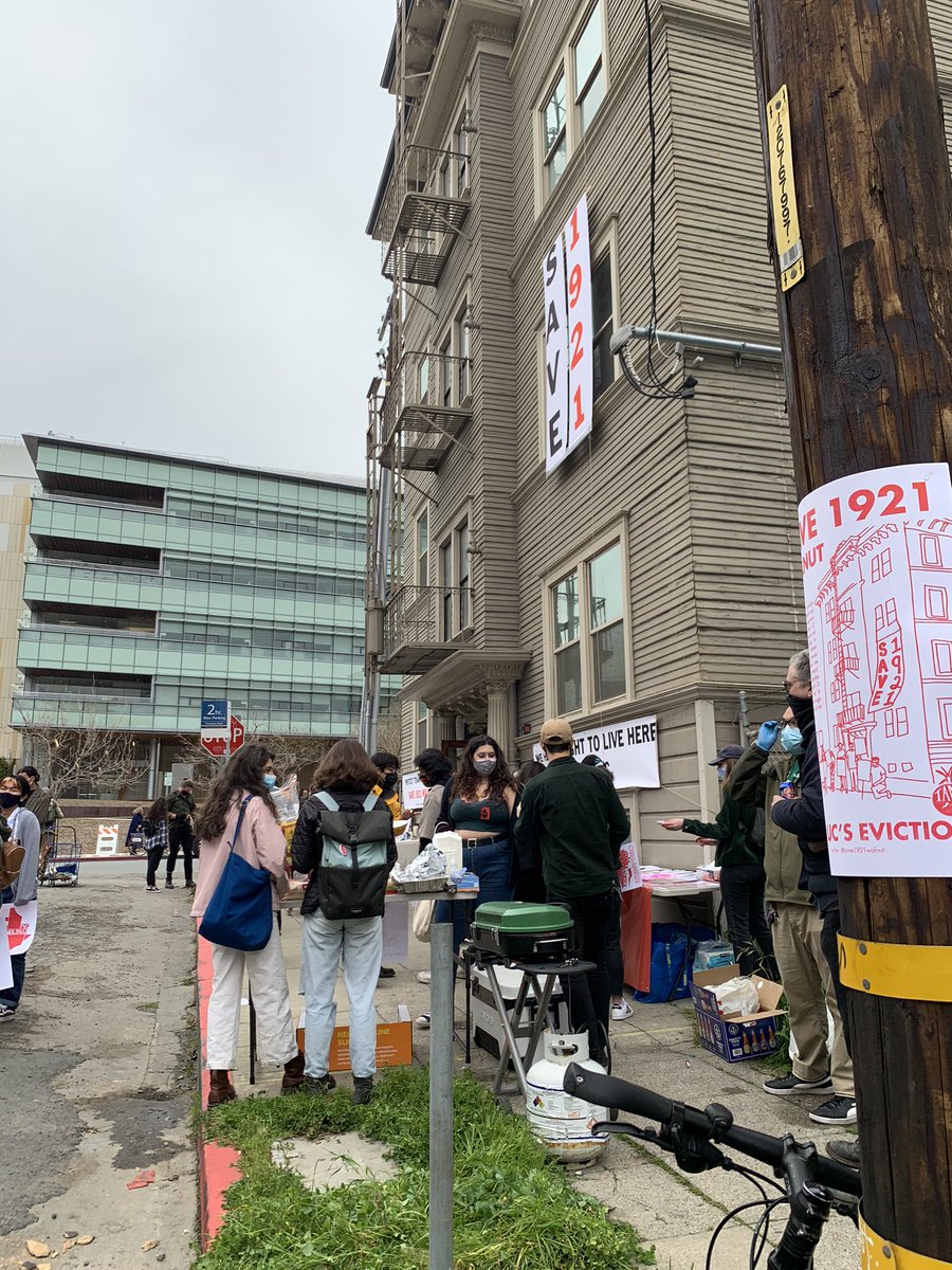 annikakimc's tweet photo. The protest at 1921 Walnut St. ended with a bbq and musical performances. This is Annika Constantino from the Daily Cal signing off! Story to come. #berkprotest https://t.co/bNmCTPVi9G