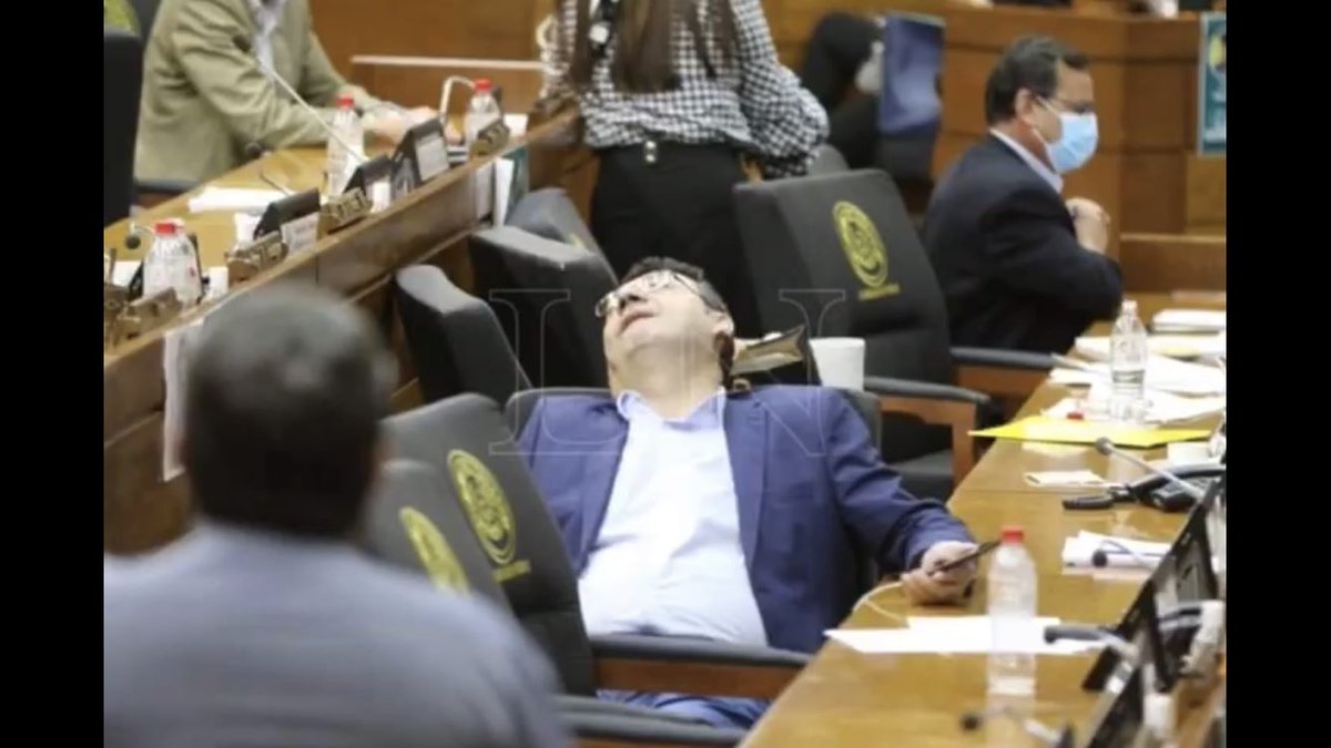 CelesteSenadora's tweet photo. Y este impresentable q durmió en toda la sesión luego voto en contra del juicio ! Es lo q dije ya vienen con el brazo levantado, pase lo que pase se diga lo q se diga ellos ya traen la orden de como votar. Es Freddy Declessis dip x San Pedro. No le voten mas solo viene a dormir ! https://t.co/xMVwYWEsqq