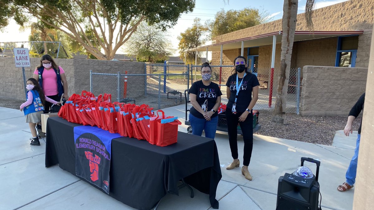 t_fletcherRRFS's tweet photo. Kindergarten Roundup is Rockin’ it at Ronald Reagan Elementary 🎸🎶#ReaganPatriots #CraneCares #westicktogether #WeareCrane https://t.co/HVgisY3sXH