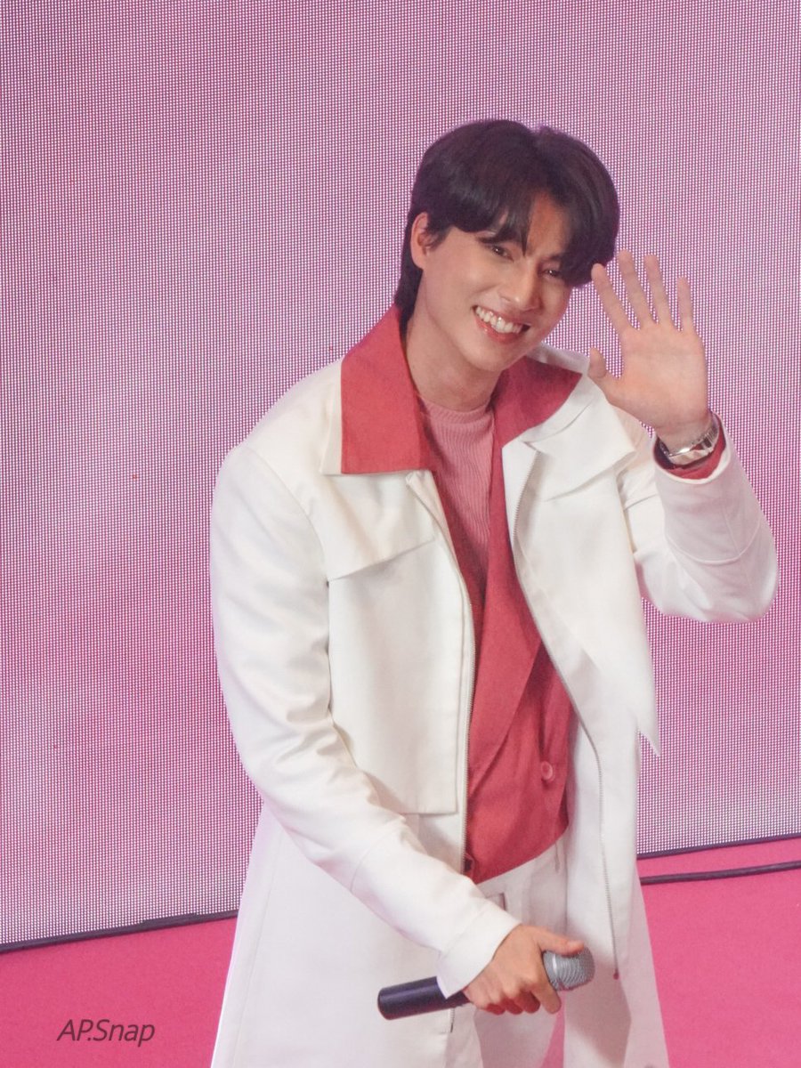 ApSnap10X's tweet photo. [200318] 👋😁
#GulfKanawut
#MARIZAxGULFday2 https://t.co/qk2BJHXkQi