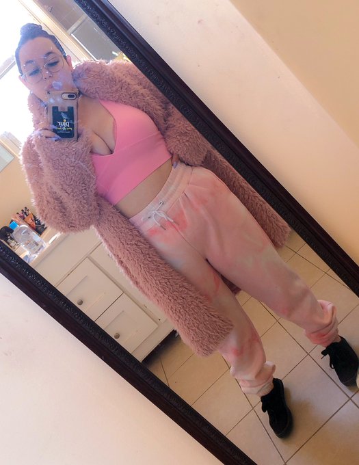 I guess I gotta wear this top more often. This photo is popping off on my Insta 😰 #Instagram  #cute  #curvychick<a href="/tag/cute"class="tags"><span>#cute</span></a><a href="/tag/instagram"class="tags"><span>#instagram</span></a><a href="/tag/curvychick"class="tags"><span>#curvychick</span></a>