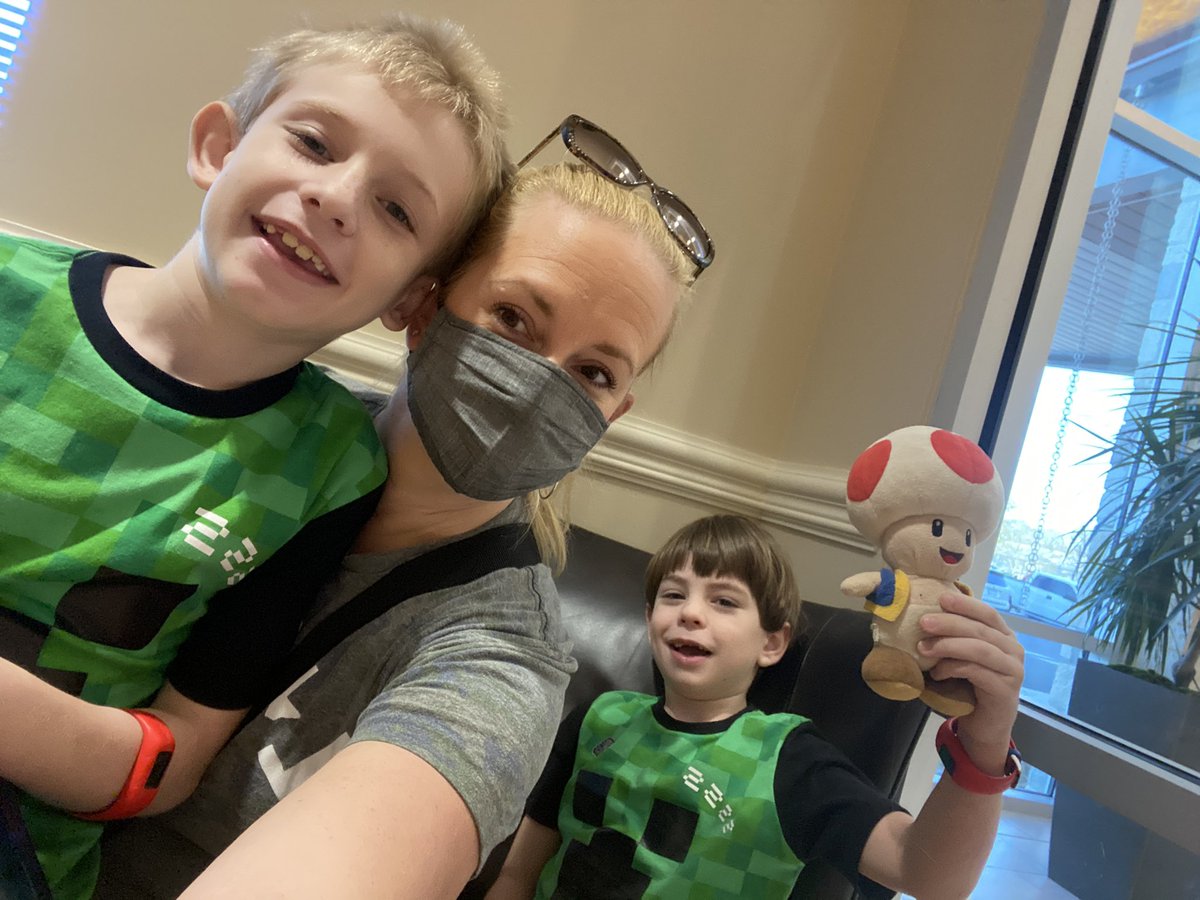 TrainerPeaches's tweet photo. @STXspeaks Me and these miners had our green on. #minecraft #tugreen #lifeatatt #kidsofatt #kidsoftu https://t.co/1F36aw4IgP