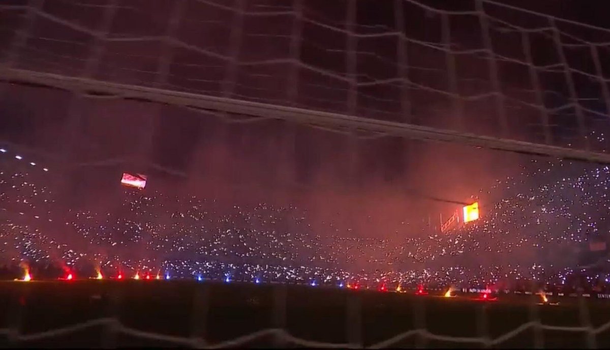 VLC_1238's tweet photo. Ya van 102 años, después de todas las veces que han intentado tumbarte y siempre sigues en pie cabronazo. No tiene final lo que es eterno! VCF O MORT @valenciacf https://t.co/qKQf6Ib8qy