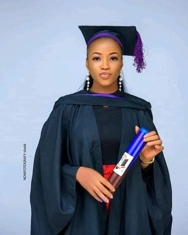AfamDeluxo's tweet photo. Ohajianya Chinaemerem Augusta Bags FIRST CLASS HONOURS in Electrical Engineering from Nnamdi Azikiwe University, Awka. Anambra State, but because she is not naked, she won't be applauded or seen as seen as a role model by ndị Landlady. Congratulations Augusta. 🥳🥳🥳 https://t.co/EfxsEjc4JA