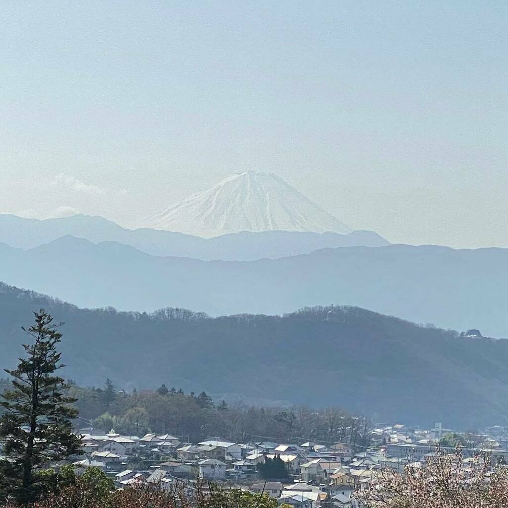 takewick's tweet photo. a warm sunny morning. no clouds but the spring haze blurs Mt.Fuji. #spring #springhaze #Mt.Fuji #春霞 #富士山 https://t.co/wdjaFfKXxC https://t.co/ji7yL1k69i