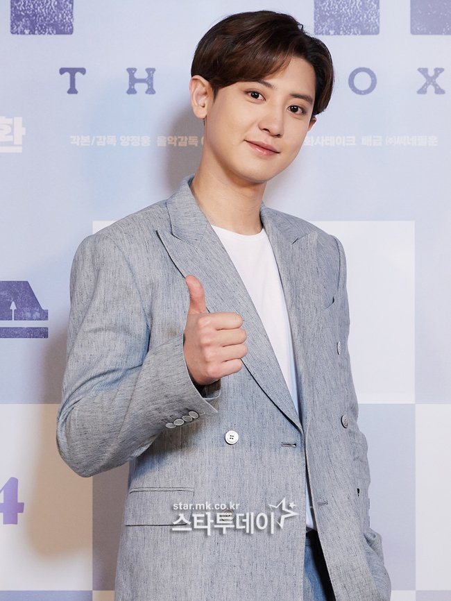 FaktaEXO_ID's tweet photo. Foto terkini dari wawancara pers di pemutaran perdana film The box.

#TheBoxPremiere
#CHANYEOLinTheBox
#3월24일_찬열_더박스_개봉
@thebox_movie @weareoneEXO https://t.co/elCsugN32t