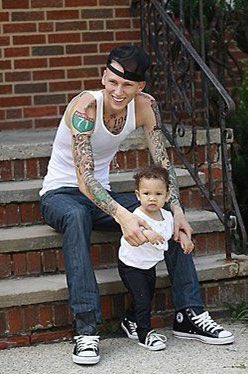 Turningh8's tweet photo. How it started.                How it’s going @machinegunkelly https://t.co/I3dBzB46tM