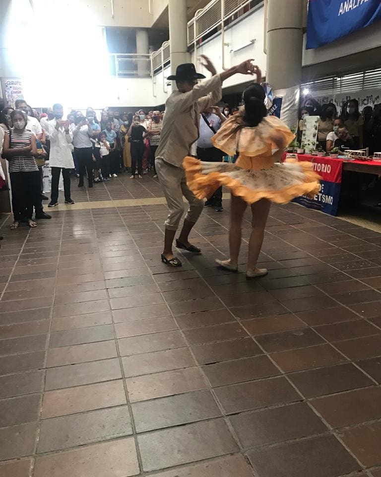 La Coordinación Regional de Promoción Cultural de la Zona Educativa Zulia -Secretaría Bolivariana de Educación en apoyo a la "2da Muestra Socioproductiva" de la División de Media General con la participación de los CRP de Danza y teatro.
#Zulia #sinculturanohaytransformacion