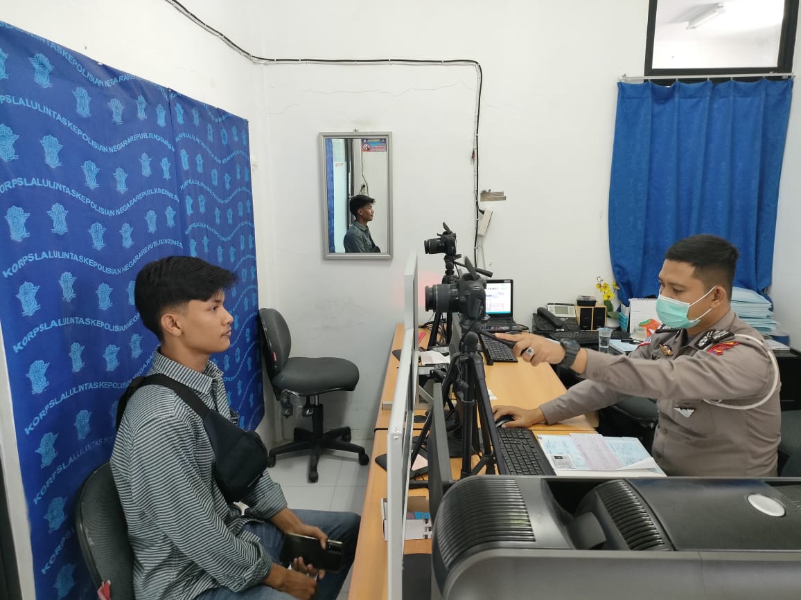 AlbarDafitra's tweet photo. Giat pelayanan identifikasi pemohon SIM https://t.co/XHJF4jZZ3B