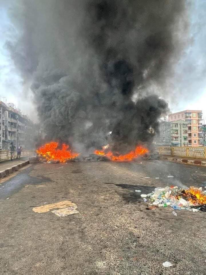 Byun_Sori6104's tweet photo. Current situation of Thamine!!!

The Military terrorist setted the fire again on the barricades, ramdomly shoot to the unarmed civilians and arrested a youth!!!

INTERNET BLACKOUT

#WhatsHappeningInMyanmar
#Mar18Coup https://t.co/Lb3HbhyUnn