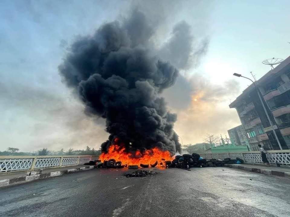 Byun_Sori6104's tweet photo. Current situation of Thamine!!!

The Military terrorist setted the fire again on the barricades, ramdomly shoot to the unarmed civilians and arrested a youth!!!

INTERNET BLACKOUT

#WhatsHappeningInMyanmar
#Mar18Coup https://t.co/Lb3HbhyUnn