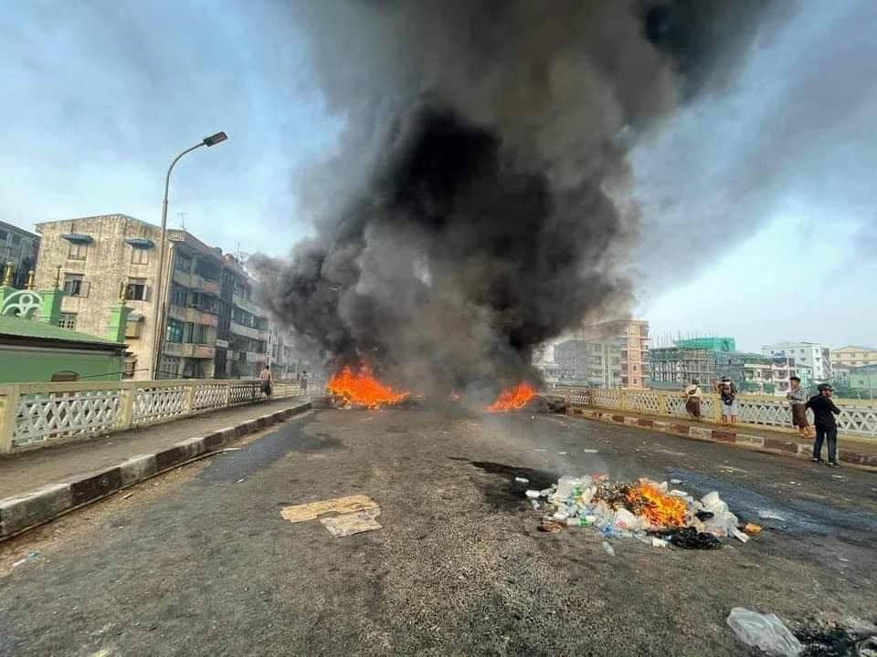 Byun_Sori6104's tweet photo. Current situation of Thamine!!!

The Military terrorist setted the fire again on the barricades, ramdomly shoot to the unarmed civilians and arrested a youth!!!

INTERNET BLACKOUT

#WhatsHappeningInMyanmar
#Mar18Coup https://t.co/Lb3HbhyUnn