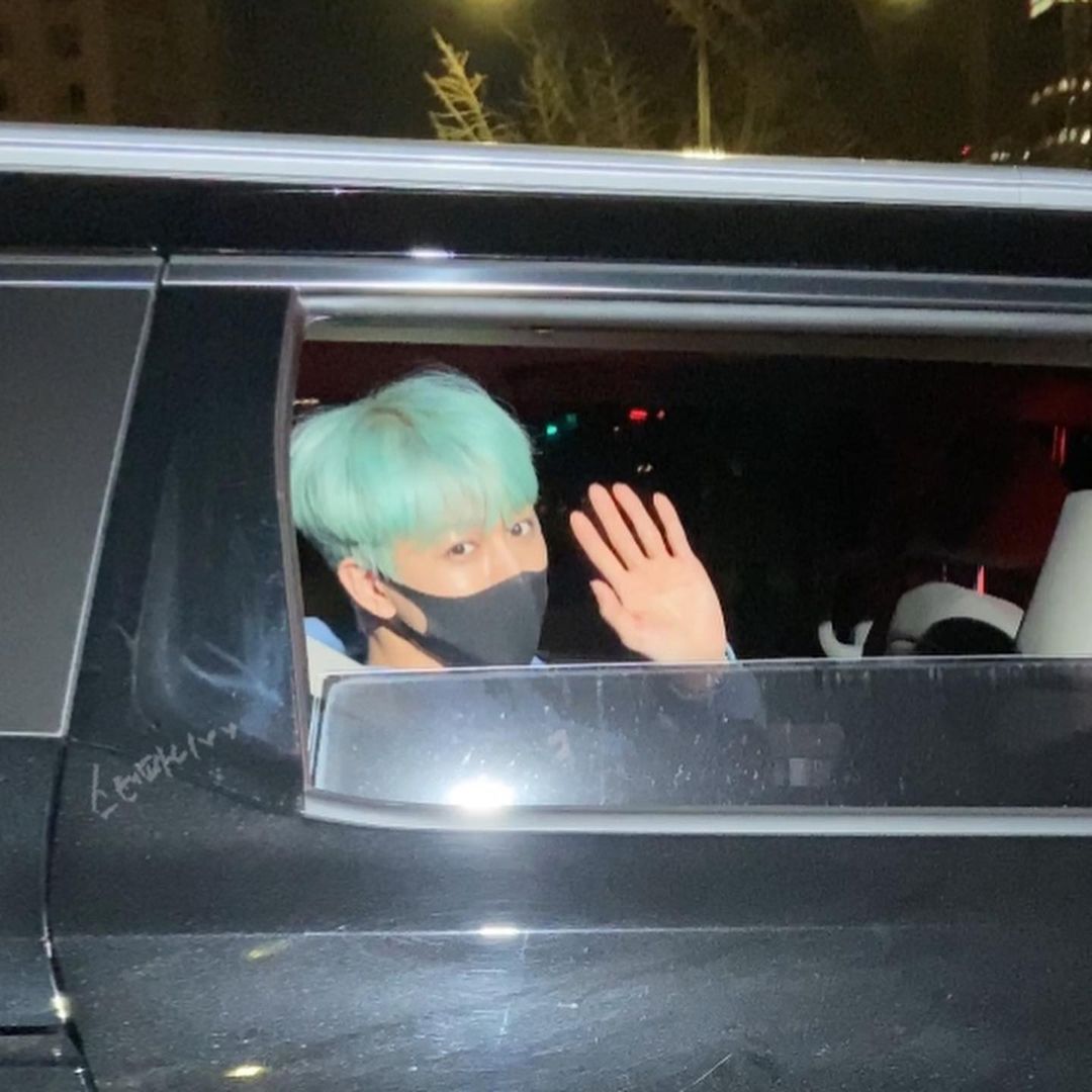 instagram.com/p/CMhhFTInzqN/…
Yunhyeong waving <a href="/sssong6823/">송윤형</a>