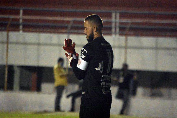 “Quem tem salário alto e ganha R$ 150 mil na Série A, é facil falar pra parar o futebol. Para a gente que joga Série D é muito difícil. Ano passado, tiveram atletas passando fome. É delicado, lamento muito pelas mortes, mas não concordo com a paralisação.”

🎙 Marcão, do Sergipe.