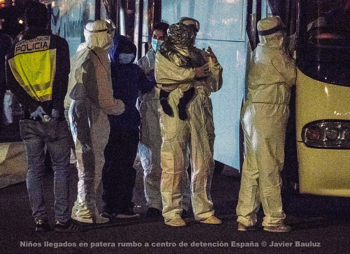 javierbauluz's tweet photo. ¿Alguien me puede explicar porque España se lleva a bebés aterrorizados y a sus madres a un centro de detención policial tras sobrevivir días en una patera?
¿No hay otra solución?
#LaRutaCanaria #Canarias #FronteraSur #Migrantes 
PD Disculpen calidad, cosas del oscurantismo https://t.co/RnCvWuvs55
