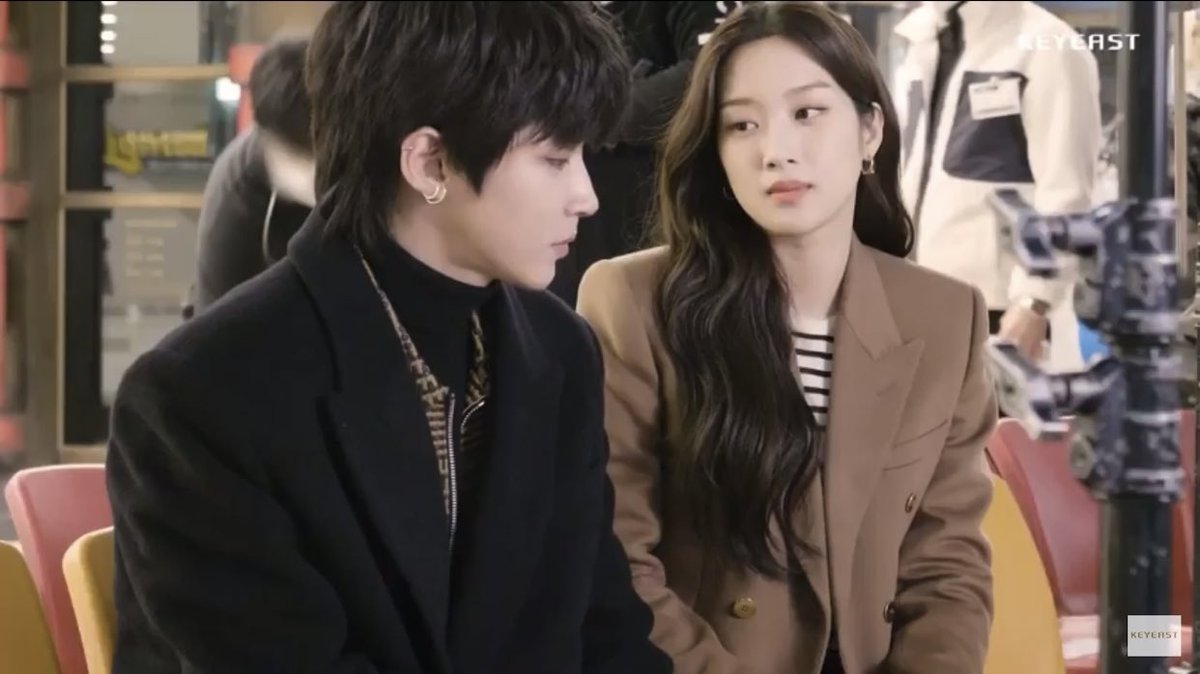 inyoeps's tweet photo. when gayoung look at inyeop, our heart melts. https://t.co/PAFLSMrNx7