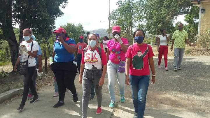 SomosvMiranda's tweet photo. #Miranda MP Simón Bolívar nuestros brigadistas en conjunto con las misiones nos desplegamos con el despistaje contra el covid-19 llevado atencion casa a casa seguimos llevando amor a nuestro pueblo @MervinMaldonad0 @MovSomosVe @NicolasMaduro @ZulibethBriceno @VTVNoticias https://t.co/UCvavk6Dt1