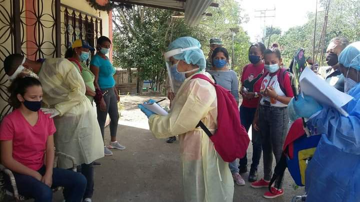 SomosvMiranda's tweet photo. #Miranda MP Simón Bolívar nuestros brigadistas en conjunto con las misiones nos desplegamos con el despistaje contra el covid-19 llevado atencion casa a casa seguimos llevando amor a nuestro pueblo @MervinMaldonad0 @MovSomosVe @NicolasMaduro @ZulibethBriceno @VTVNoticias https://t.co/UCvavk6Dt1