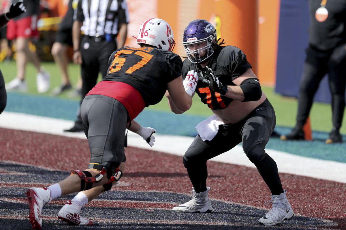 jtheaps9's tweet photo. If the Seahawks draft this beauty at Center in the 2nd round and I would be in heaven! @JimNagy_SB https://t.co/A3KBPeqME8