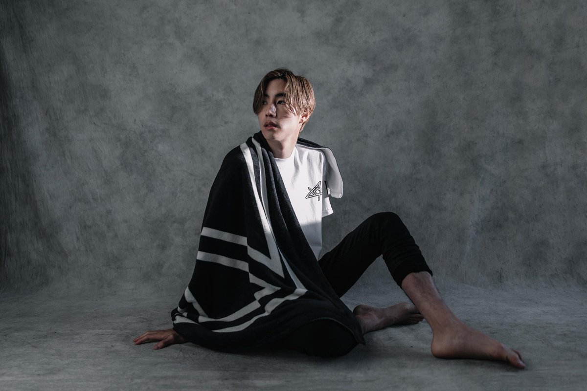 withyoumarktuan's tweet photo. 210318 #MarkTuan shares additional photos on Facebook

"I put my heart into each of these pieces, and hope you are all able to feel inspired and gain strength from them. Love you all and stay healthy."

https://t.co/Rkyt8z828W

#마크 #段宜恩 @marktuan https://t.co/7fxf1y5CWR