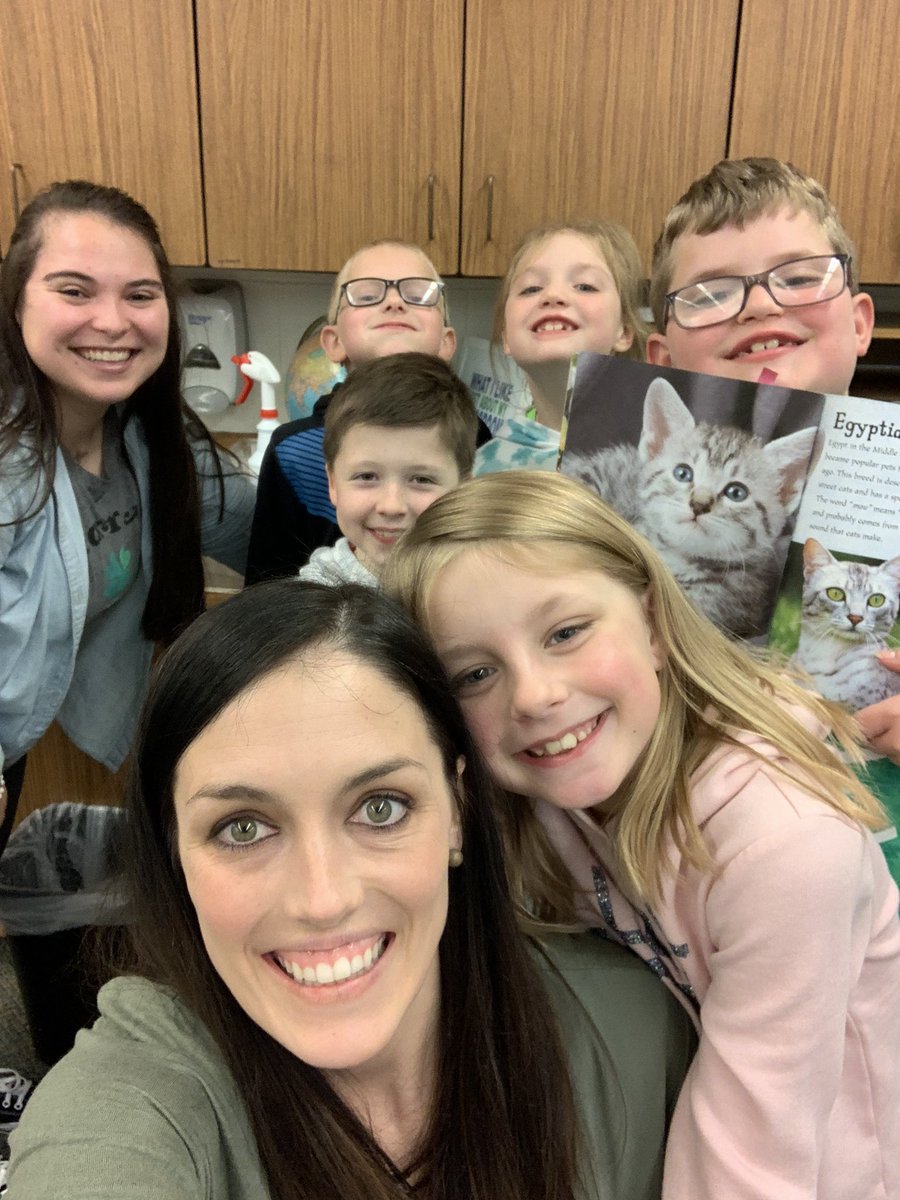 KelliWemhoff's tweet photo. Our Wednesday Lunch Bunch Dates are BACK! 🙌 what a fun lunch group today! #ginwvikings #buildingrelationships #relationshipsfirst #everythingelsesecond https://t.co/CFf2bzFRwd