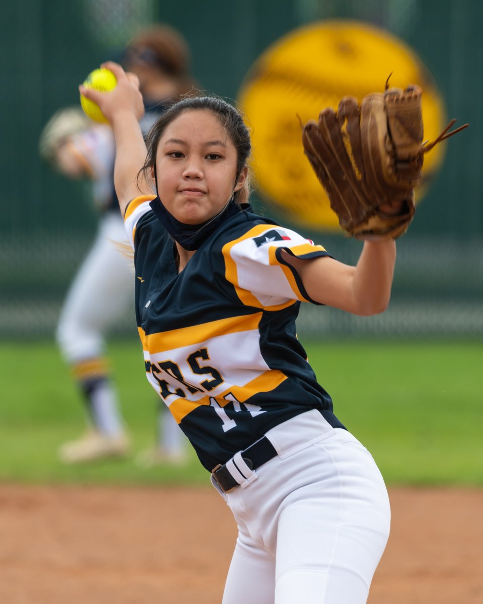HenryHueyPhoto's tweet photo. Stony Point softball with a 5-1 loss at Round Rock,  3/16/2021.  @RRLeaderSports @varsity_news @FanstandATX @StonyPointHS https://t.co/JINENyKTWz